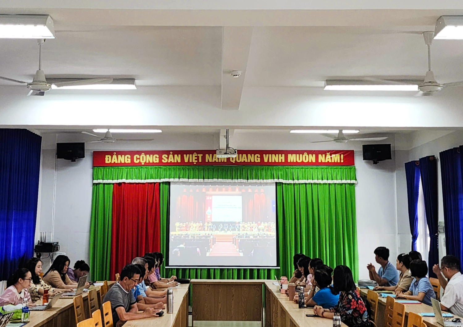 Tham dự trực tuyến Hội nghị Tổng kết năm học 2024-2025 và triển khai nhiệm vụ năm học 2025-2026