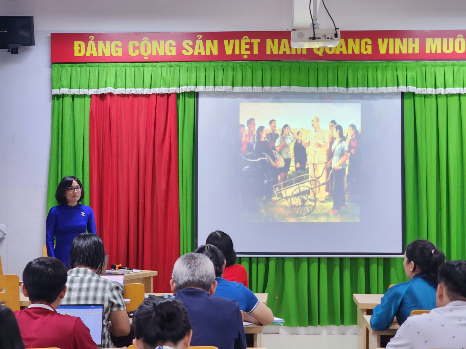 Chi bộ THCS Nguyễn Văn Cừ sinh hoạt chuyên đề quý III năm 2025