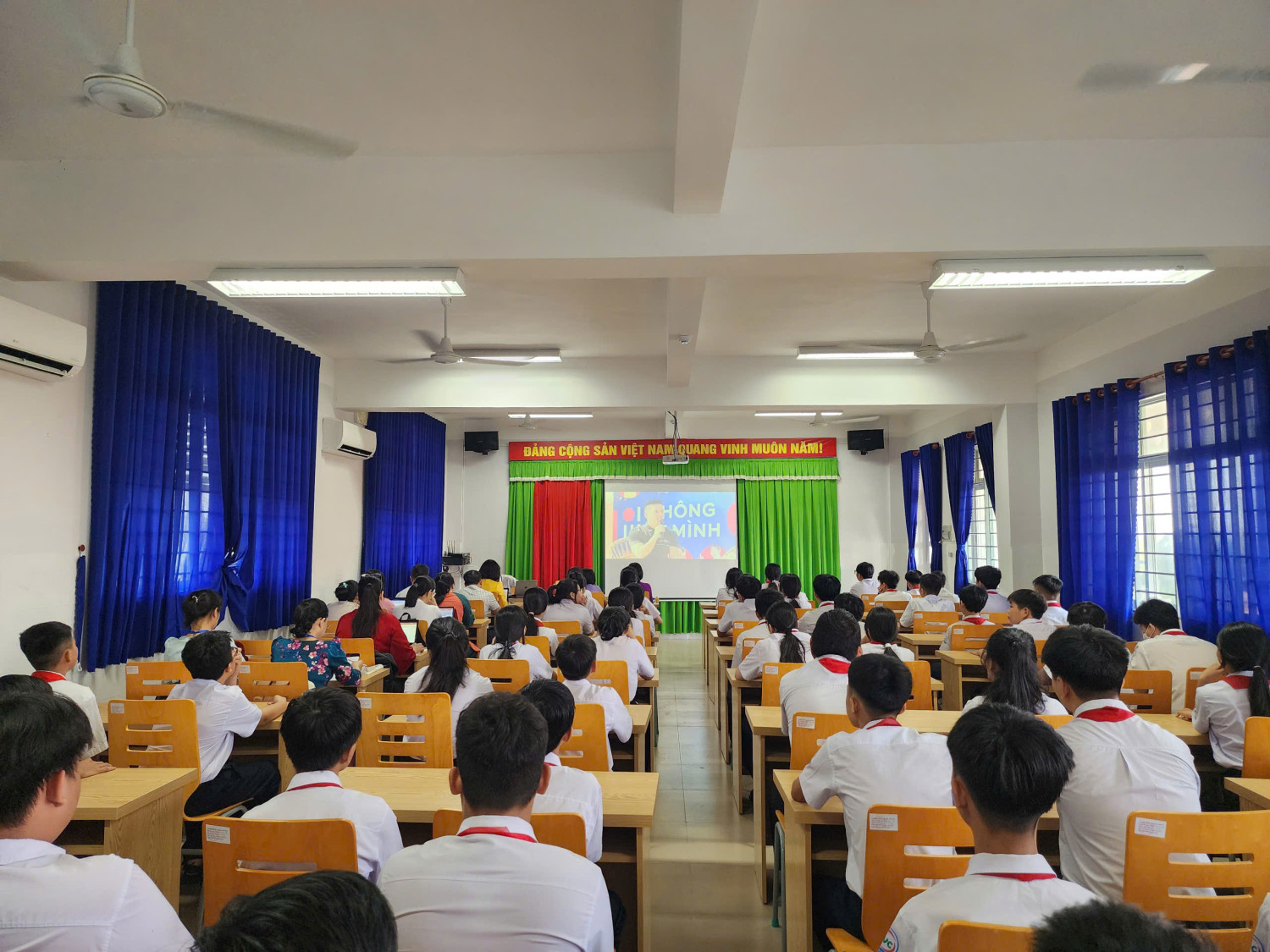 Trường THCS Nguyễn Văn Cừ tham dự Hội nghị trực tuyến “Chiến dịch không 1 mình, cùng nhau an toàn trực tuyến”