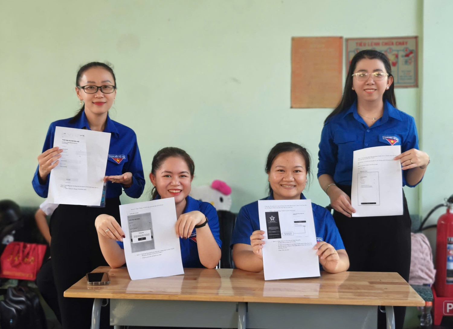 Chi đoàn THCS Nguyễn Văn Cừ tổ chức các hoạt động tuyên truyền, hỗ trợ phụ huynh học sinh cài đặt và sử dụng ứng dụng VNeID mức 2