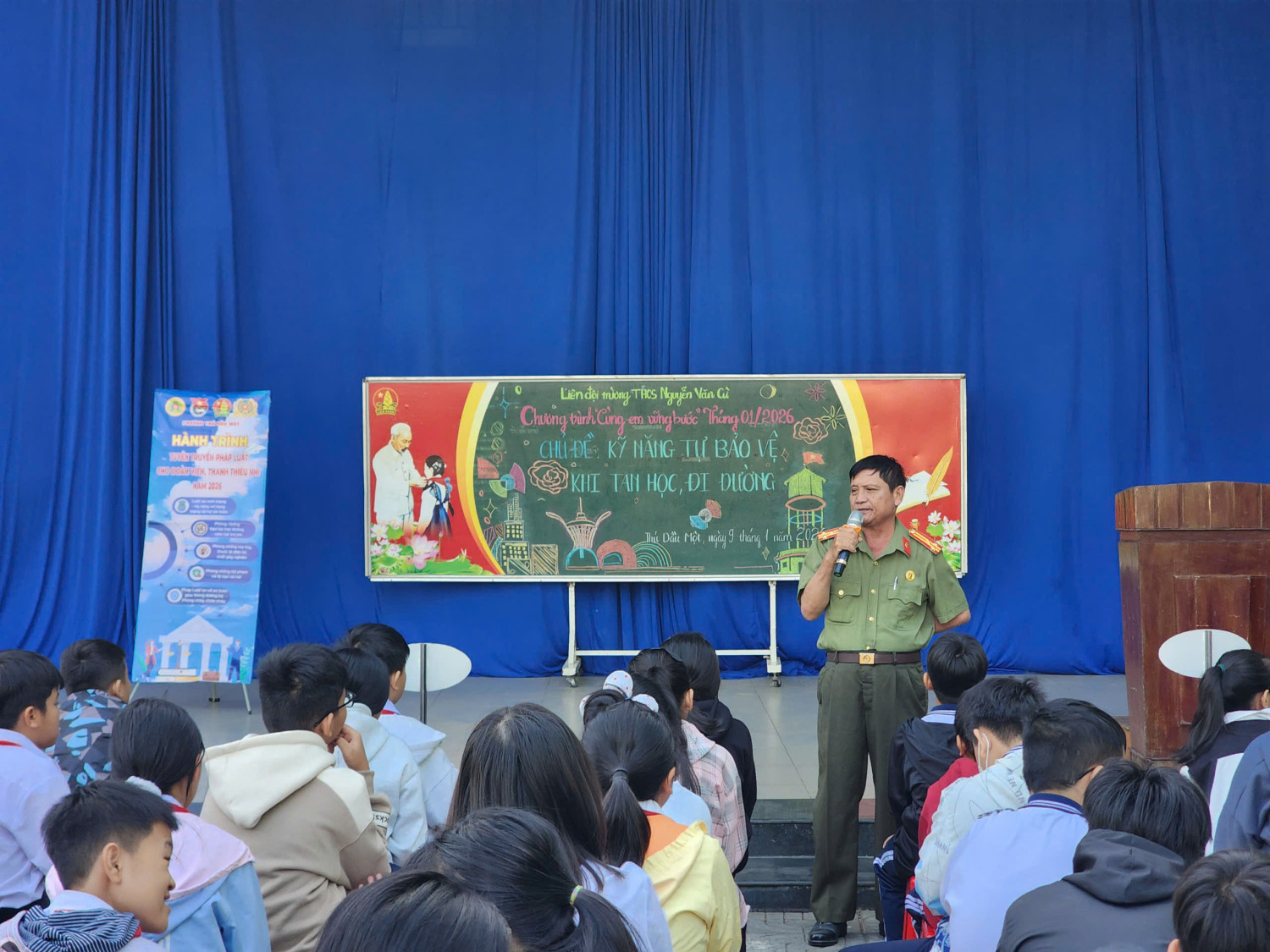 Sinh hoạt Tuyên truyền pháp luật - Trang bị kỹ năng tự bảo vệ cho học sinh năm học 2025 - 2026