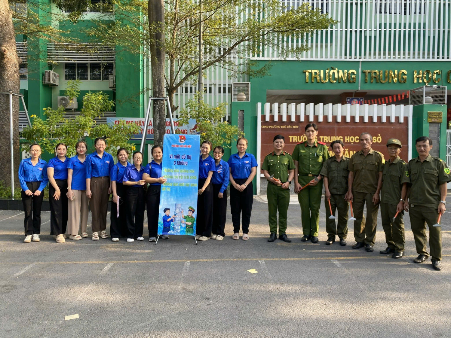 Tuổi trẻ Phường Thủ Dầu Một tích cực ra quân tuyên truyền, xóa bỏ quảng cáo sai quy định