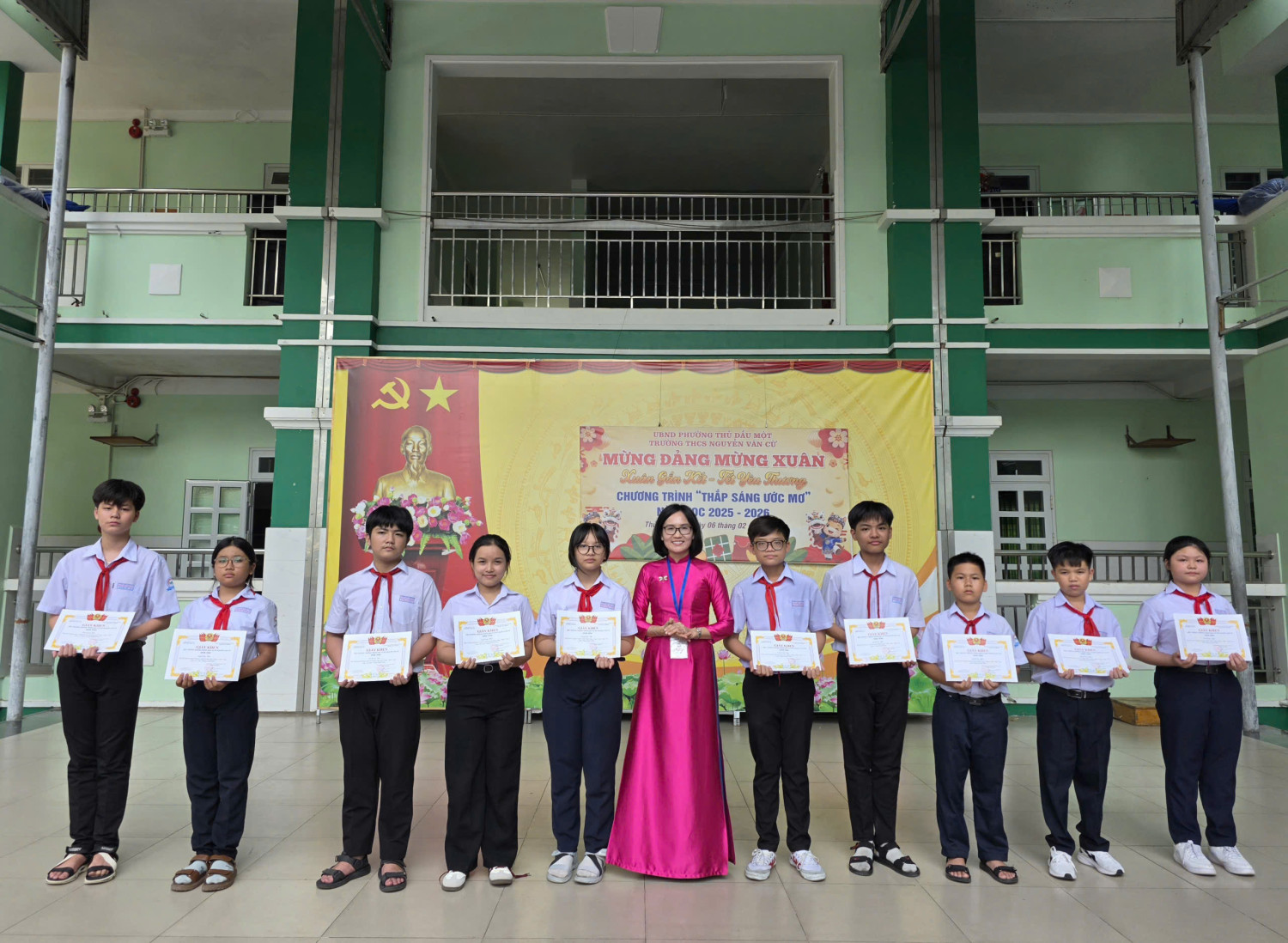 Trường THCS Nguyễn Văn Cừ trao thưởng các Hội thi Mừng Đảng Mừng Xuân, tổ chức các trò chơi đầu Xuân Bính Ngọ 2026