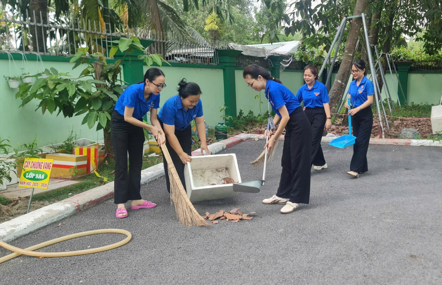 Chi đoàn trường THCS Nguyễn Văn Cừ rộn ràng ra quân "Ngày Chủ nhật Xanh" năm 2026