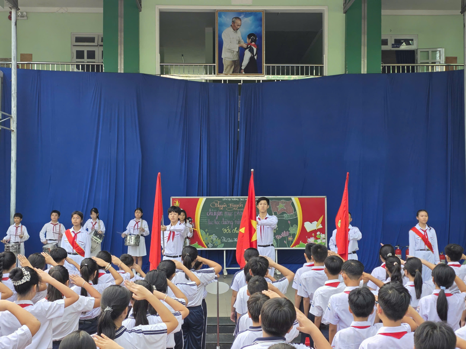 Liên đội THCS Nguyễn Văn Cừ tổ chức Lễ chào cờ theo nghi thức Đội - Hướng tới kỷ niệm 85 năm thành lập Đội TNTP Hồ Chí Minh