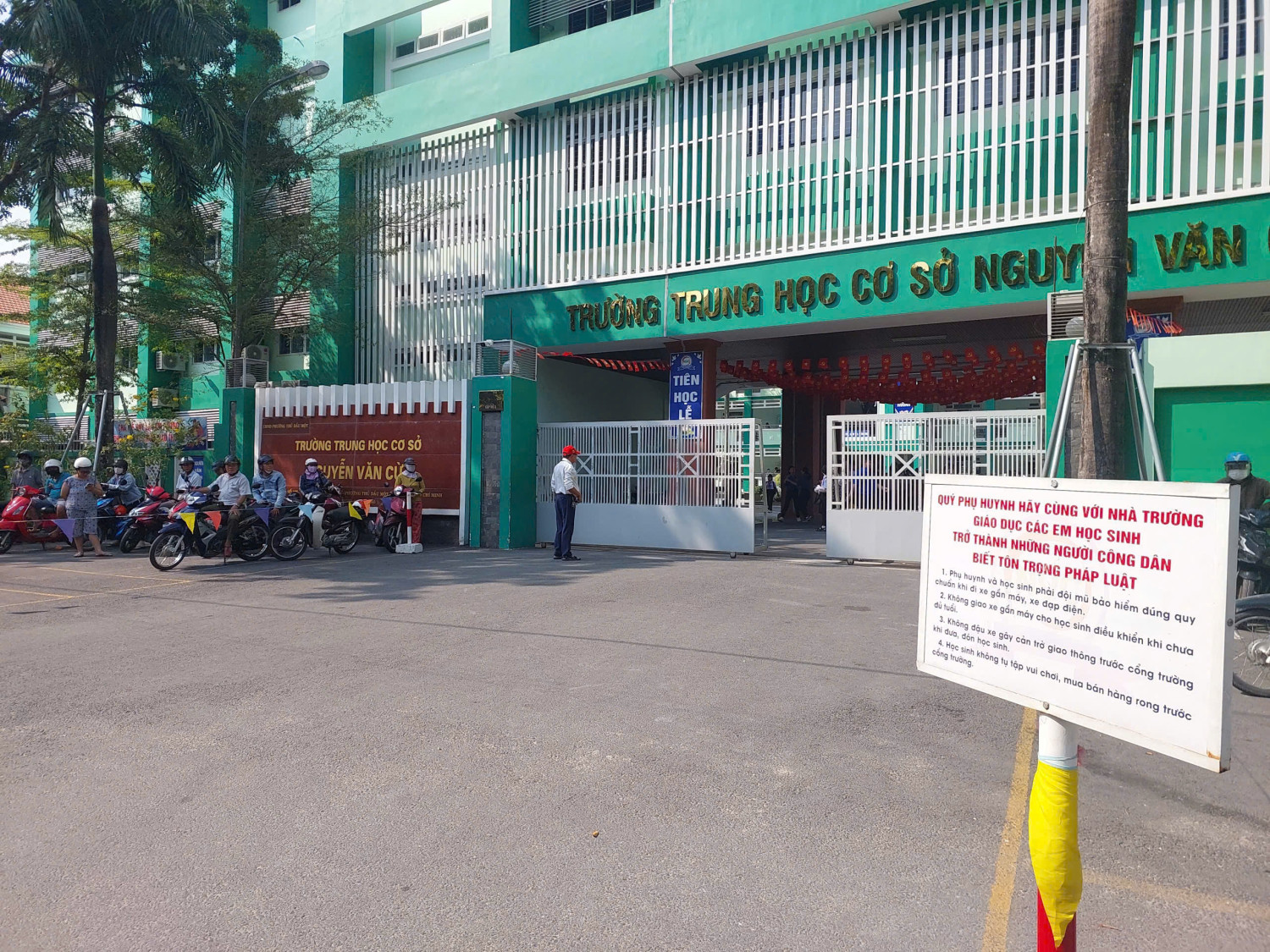 Tổ chức hoạt động tuyên truyền ý thức chấp hành pháp luật, tham gia an toàn giao thông cho đội viên và phụ huynh năm học 2025 - 2026