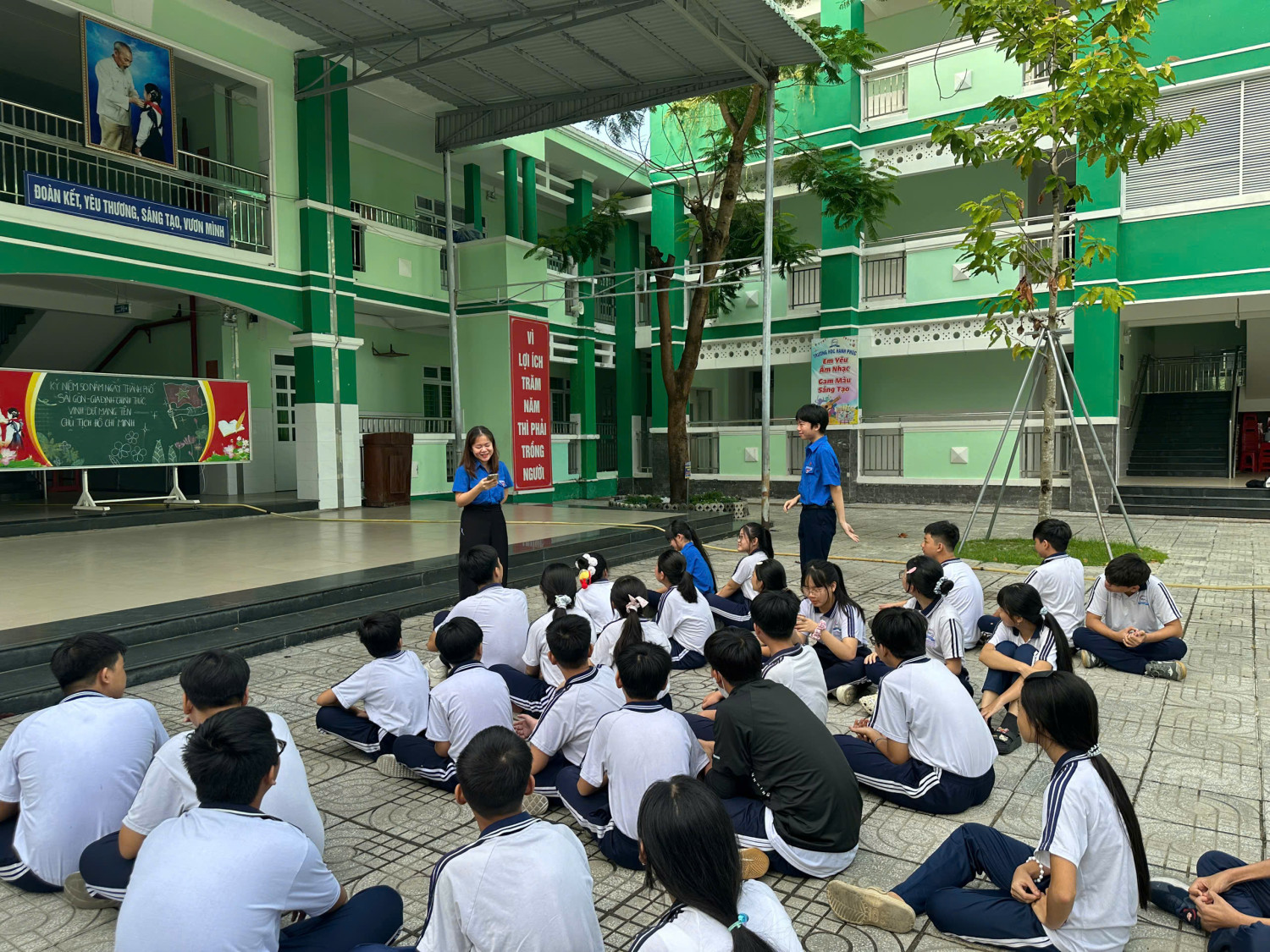 Chi đoàn trường THCS Nguyễn Văn Cừ tổ chức sinh hoạt chuyên đề kỷ niệm 51 năm Ngày Sài Gòn - Gia Định chính thức mang tên Thành phố Hồ Chí Minh