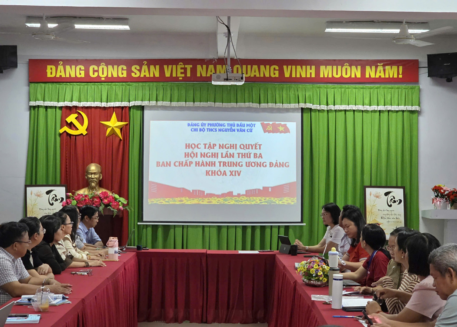 Chi bộ THCS Nguyễn Văn Cừ tham dự Hội nghị toàn quốc nghiên cứu, học tập, quán triệt và triển khai thực hiện Nghị quyết Hội nghị lần thứ ba Ban Chấp hành Trung ương Đảng khóa XIV
