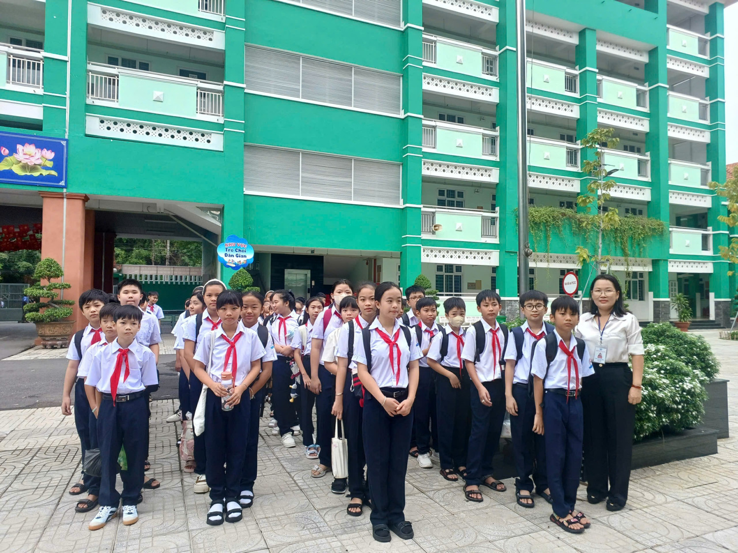 Trường THCS Nguyễn Văn Cừ chào đón học sinh khối 6, khối 9 tập trung đầu năm học mới 2026 - 2027